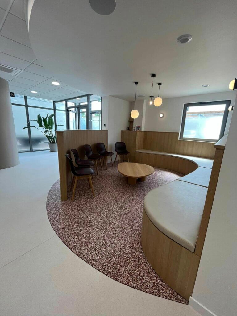 salle d'attente moderne et ouverte chez un cabinet dentaire installé par la société GDD dentaire en Auvergne-Rhône-Alpes